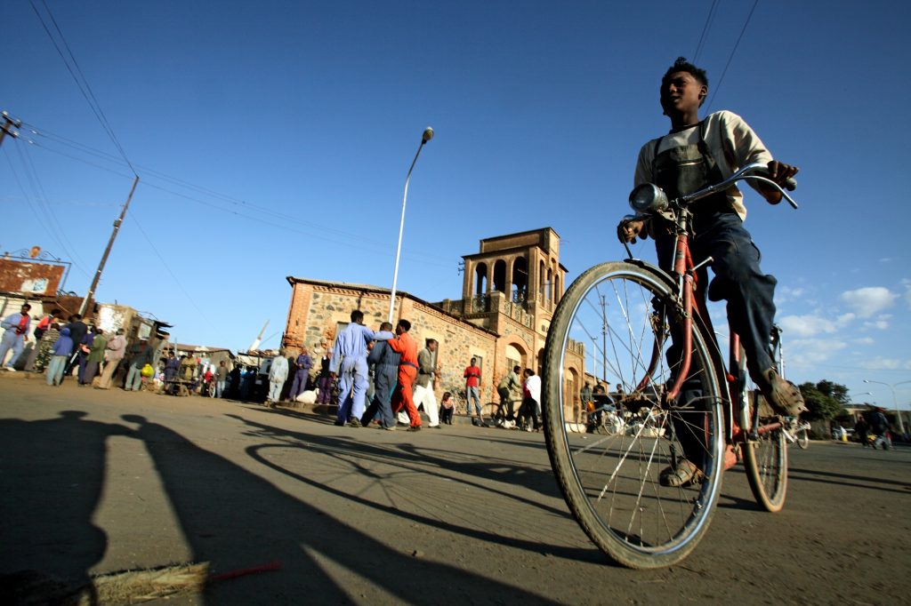 ©Bruno Zanzottera, Parallelozero, Eritrea, Asmara, davanti al vecchio Caravanserraglio