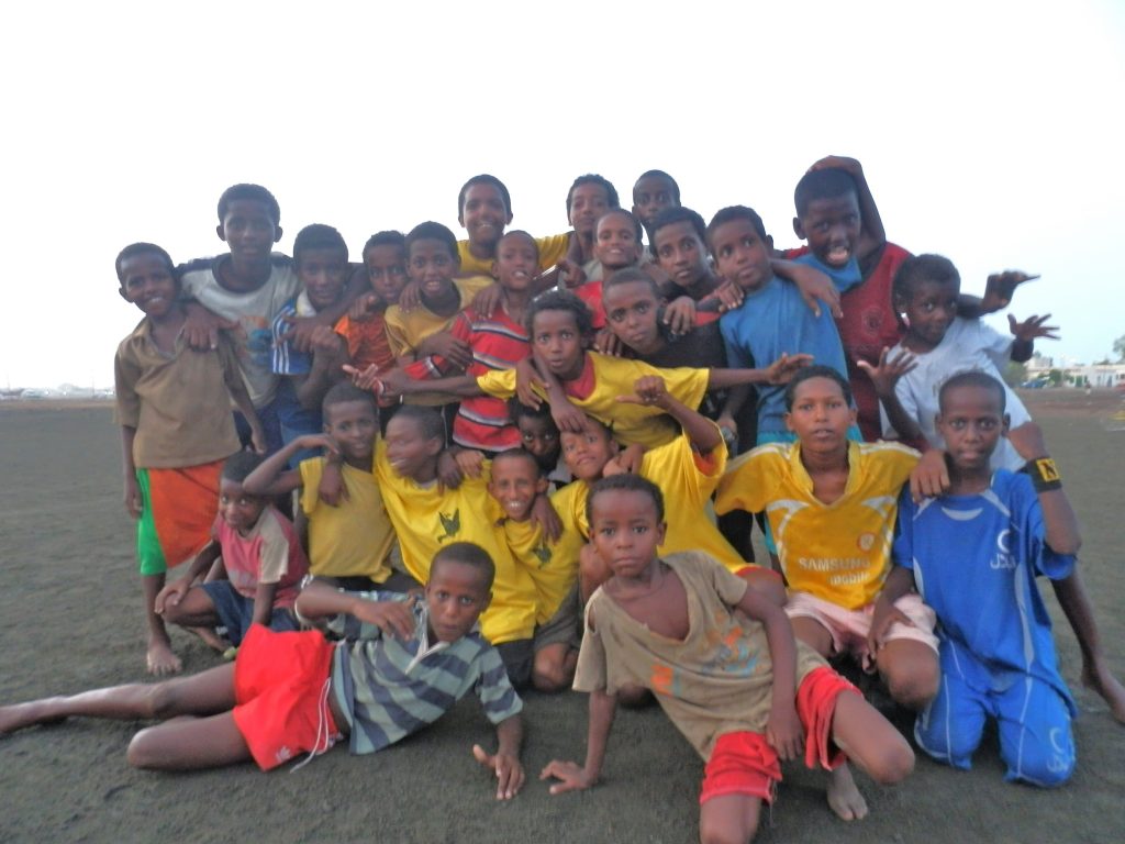 foto di EritreaLive, Massawa, fotoricordo dopo una partita di calcio bordo mare
