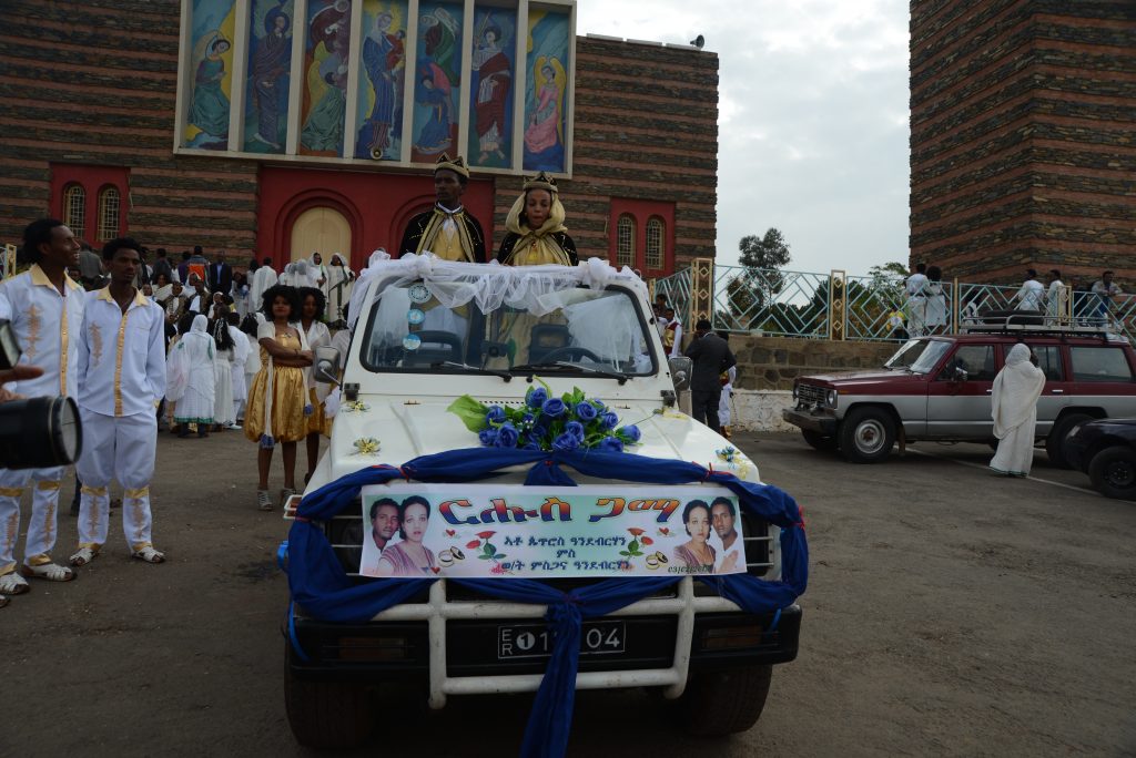 Asmara, il festeggiamento al termine della funzione religiosa, fuori dalla Chiesa Enda Marian