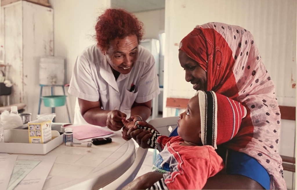 Asmara, l'infermiera Saba cura un bimbo 