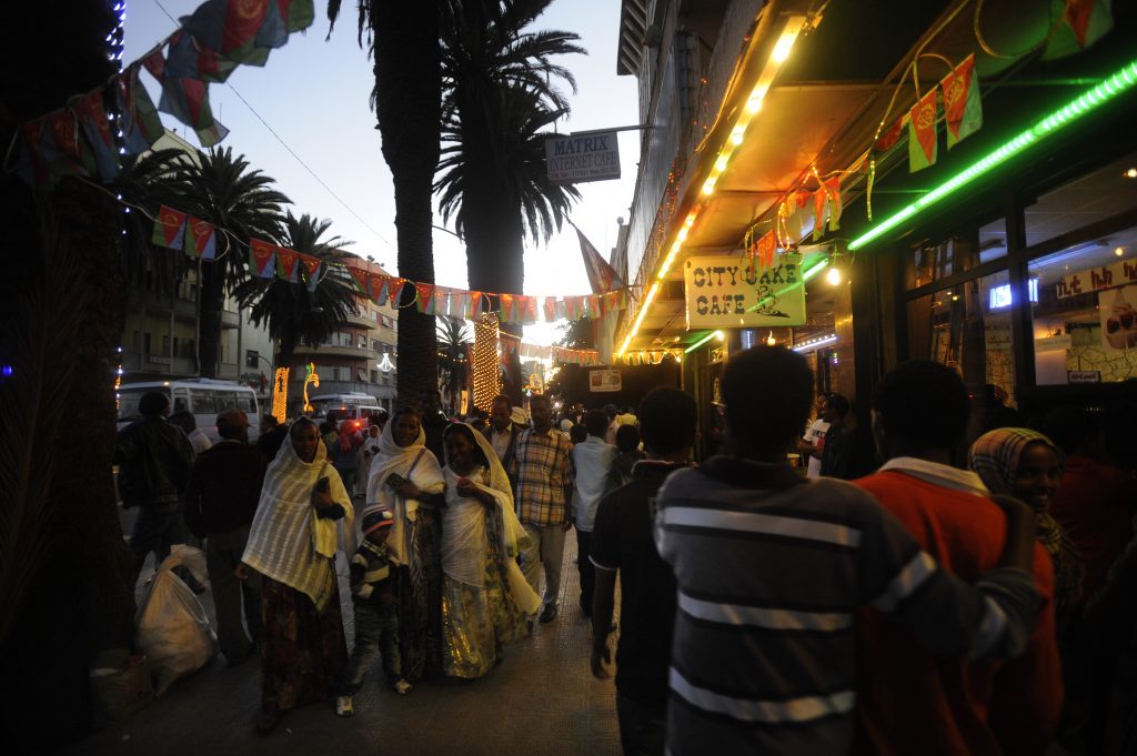 ©EritreaLive,Asmara, Harnet Avenue, passeggiate serali