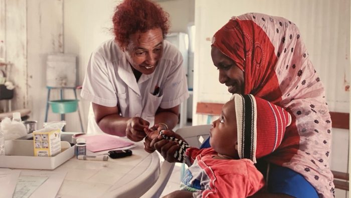 Asmara, l'infermiera Saba cura un bimbo