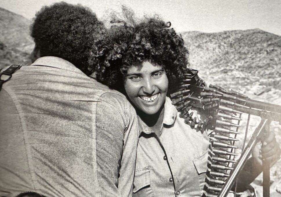 Combattente eritrea durante la guerra di liberazione contro l’Etiopia. Si stima che circa un terzo dei guerriglieri fosse costituito da donne. Foto: Ministero dell'Informazione eritreo 